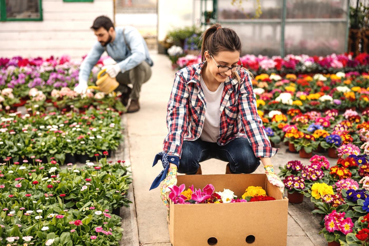 The staff can complete over 100,000 flower orders annually thanks to a centralized management system.